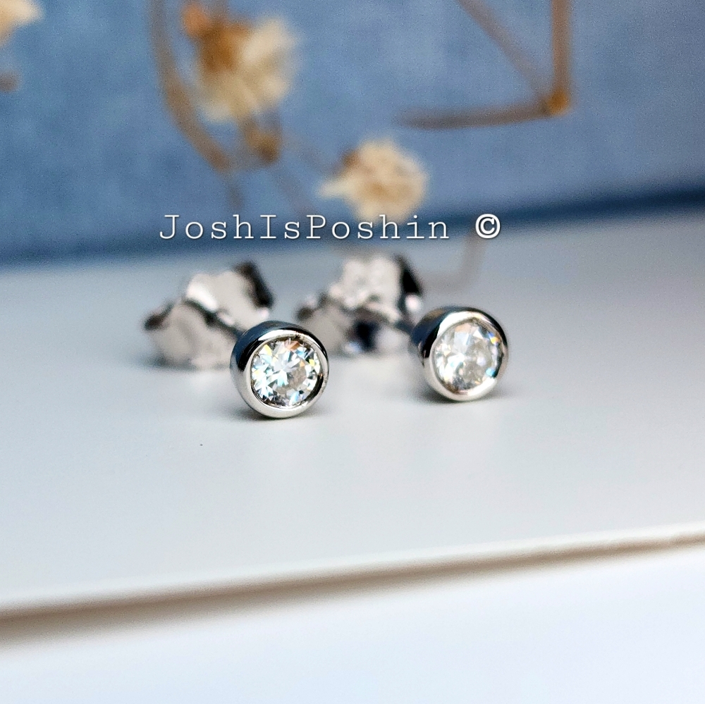 0.20ctw Genuine Diamond Bezel Set Stud Stud Earrings In Sterling Silver
